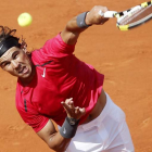 Nadal devuelve la bola al italiano Bolelli en el partido de la primera ronda de Roland Garros.