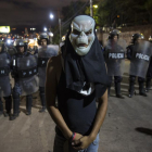 Un partidario de Salvador Nasralla ante la policía en Tegucigalpa (Honduras).