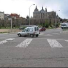 La imagen muestra el entronque de la LE-451 y la N-120 en el que el Ayuntamiento plantea una rotonda