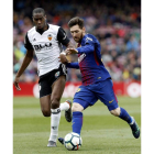 Messi, que ayer no marcó, intenta golpear el balón ante el valencianista Kondogbia. DALMAU