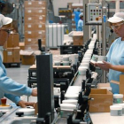 Trabajadoras de una planta de productos cosméticos.