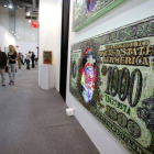 Aspecto de la obra "His Majesty $1000, Bill 2013", del artista Federico Solmi, expuesta en la décima edición de la Feria Internacional de Arte Contemporáneo MACO.