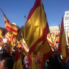 Banderas españolas en la concentración de la plaza de España.