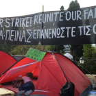 Grupo de refugiados que iniciaron esta semana una huelga de hambre ante el Parlamento griego, en la céntrica plaza de Syntagma, para reclamar la reunificación con sus familias en Alemania.