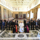 El papa posa con la delegación española, con el obispo de Astorga a su izquierda. VATICAN MEDIA HANDOUT