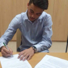 Momento de la firma del contrato por parte de Willy Ibáñez. DL