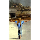 Un niño palestino se enfrenta a un tanque israelí, ayer, en Gaza