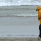 Una persona pasea por una playa de Vigo a pesar del temporal que ayer sufrió la zona