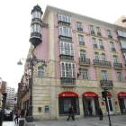 Tras la integración de Popular, el Santander suma en León 340 empleos y una red de 70 oficinas. RAMIRO