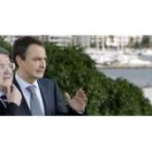 Prodi y Zapatero conversan a su llegada a Ibiza