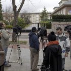 Un grupo de periodistas hace guardia frente a la casa de los padres del duque ante su posible llegada.