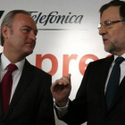 El presidente de la Comunidad Valenciana, Alberto Fabra (izquierda), junto al jefe del Ejecutivo, Mariano Rajoy, este martes, 26 de noviembre, en un desayuno informativo en Madrid.