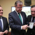 Antonio Silván presenta la nueva aplicación para móviles 'My112' junto al director general de la Agencia de Protección Civil de Castilla y León, Fernando Salguero (D), y el delegado territorial, Pablo Trillo