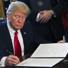 Donald Trump firma una orden ejecutiva en el Despacho Oval.