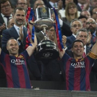 Iniesta y Xavi levantan la Copa ante Felipe VI, el 30 de mayo en el Camp Nou