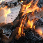 El Estado Islámico quema los libros de la biblioteca y de las librerías de Mosul.