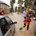 Un bombero evacúa a un niño. GUILLAUME HORCAJUELO