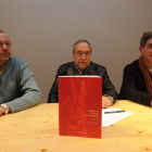 Ignacio Fernández, Juan Moreno y Javier Fernández, ayer durante la presentación del libro.