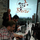 Cata de vinos en la sede del Consejo para la Guía Peñín.
