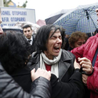 Familiares de las víctimas de la explosión del domingo en Ankara lloran su pérdida. SEDAT SUNA