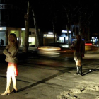 Un grupo de prostitutas, en la vía pública.