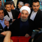 El presidente de Irán, Hasán Rohaní, vota en Teherán.