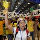 Manifestantes portan pancartas donde se puede leer «En contra del gobierno asesino»