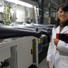 La leonesa Raquel Fiz en el laboratorio alemán en el que busca nuevos nanomateriales. DL