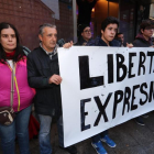 Los padres de la tuitera, en una protesta para solicitar que le retiren los cargos por unos chistes sobre el atentado que le costó la vida a Carrero Blanco.