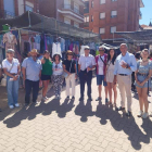 La candidatura, ayer en el mercado de La Robla. DL