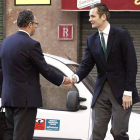 Urdangarin saluda a su abogado, Mario Pascual Vives, el pasado 26 de febrero.
