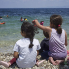 Cruz Roja da clases a los niños refugiados en una playa de Lesbos. EFE