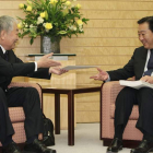 El primer ministro japonés recibe el informe sobre el desastre nuclear de Fukushima.