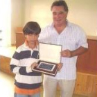 El alcalde de Valverde entregando la placa