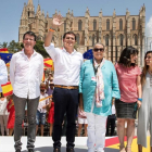 Albert Rivera, en el centro, en el acto de Palma de Mallorca, junto a Manuel Valls y Joan Mesquida.