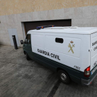Entrada a los juzgados de un furgón de la Guardia Civil con algunos detenidos. MARCIANO PÉREZ