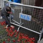 Los ciudadanos de Estambul depositan flores en el lugar del atentado.