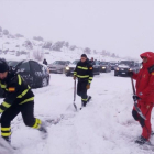 Unos militares tratan de liberar con palas los coches atrapados en la AP-6 por la nevada.