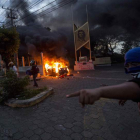 Un vehículo incendiado en la cooperativa de ahorro y crédito Caruna, en Managua. JORGE TORRES