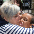 Una de las familias de Palencia, abrazando a uno de los niños saharauis.