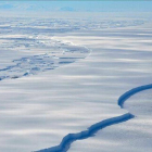 La plataforma de hielo Wilkins, en la Península Antártica, afectada por un visible deshielo desde hace años.