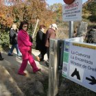 Turistas siguiendo una ruta señalizada en Las Médulas.