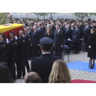 Los Reyes (derecha) presiden el funeral en honor de los agentes fallecidos en Kabul, este martes, en Madrid.