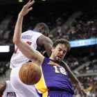 Maxiell disputa el balón con Pau Gasol.
