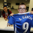 Un joven perico luce la camiseta de su ídolo Sergio García.