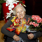 La etnógrafa Concha Casado Lobato ayer con la cuelga de su cumpleaños y unas begonias. MARCIANO PÉREZ