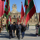 Los congresistas desfilaron por el pasillo conformado por pendones delante de San Marcos.