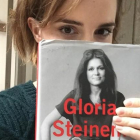 Emma Watson, con el primer libro que ha recomendado en su flamante club de lectura feminista.