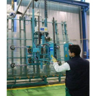 Un operario de Vitro, en la factoría de La Rozada.