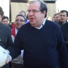 El presidente de la Junta de Castilla y León, Juan Vicente Herrera, coge un casco de los mineros de Villablino.